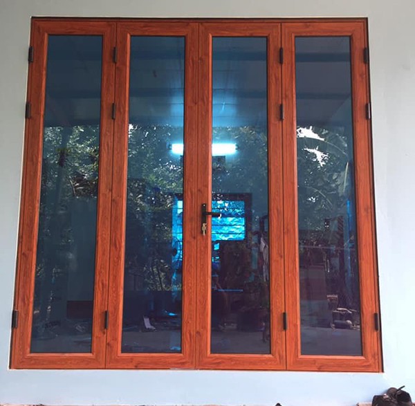 Cửa nhôm kính 4 cánh vân gỗ Xingfa
