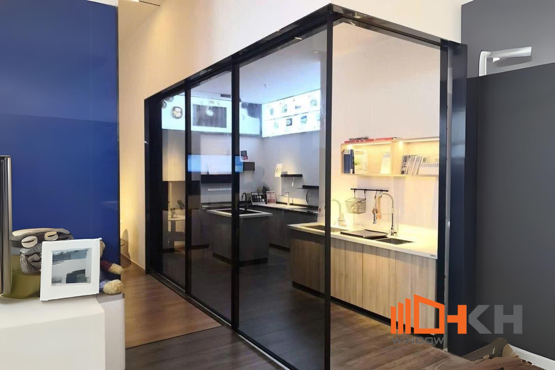 Hình 8. Cửa nhôm hệ slim mở lùa ghép góc vách ngăn phòng bếp