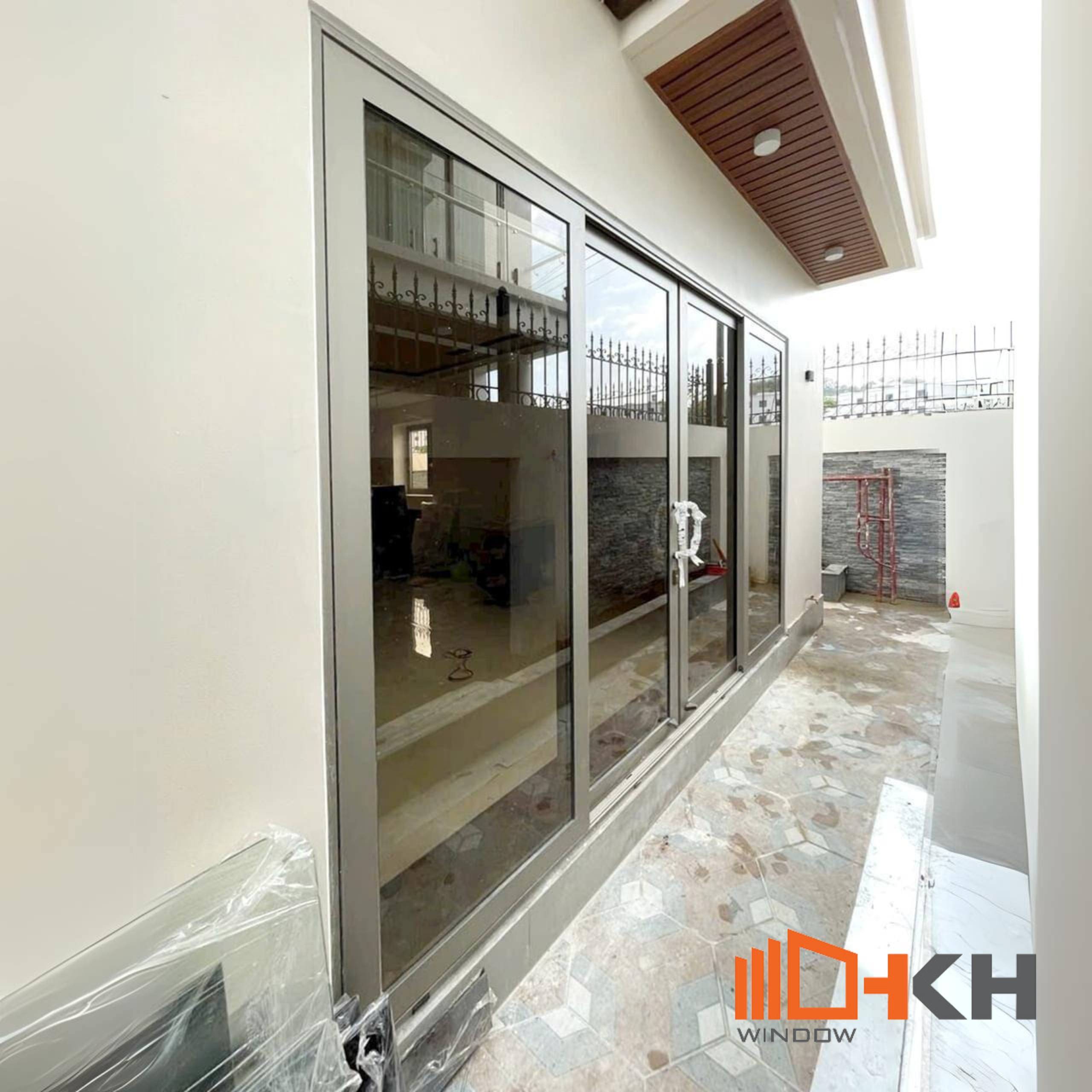 cửa trượt nâng 4 cánh tạo nên không gian rộng mở