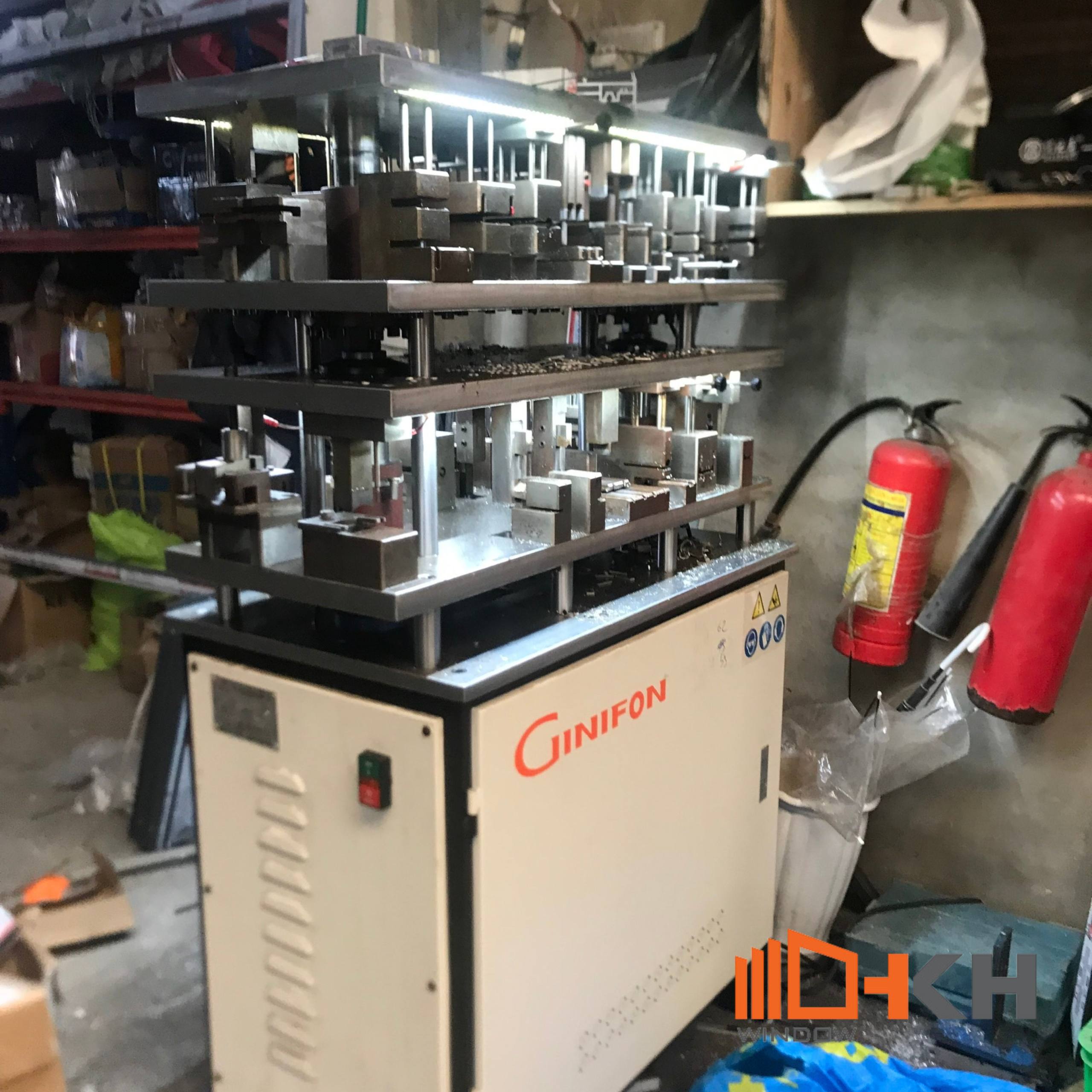 Máy dập tiên tiến là Công nghệ sản xuất cửa nhôm cao cấp