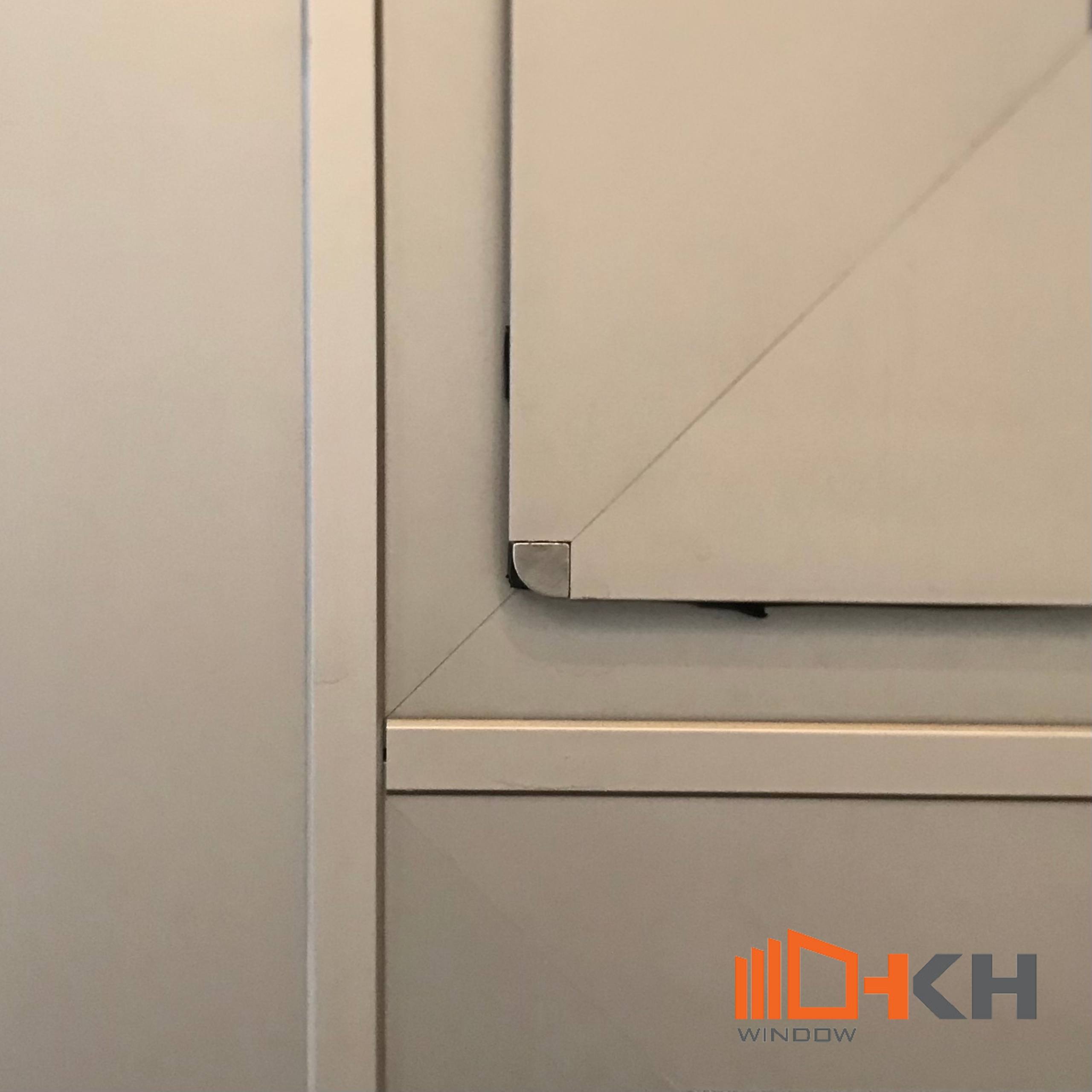 Bo góc là chi tiết trang trí cửa nhôm thêm đẹp hơn