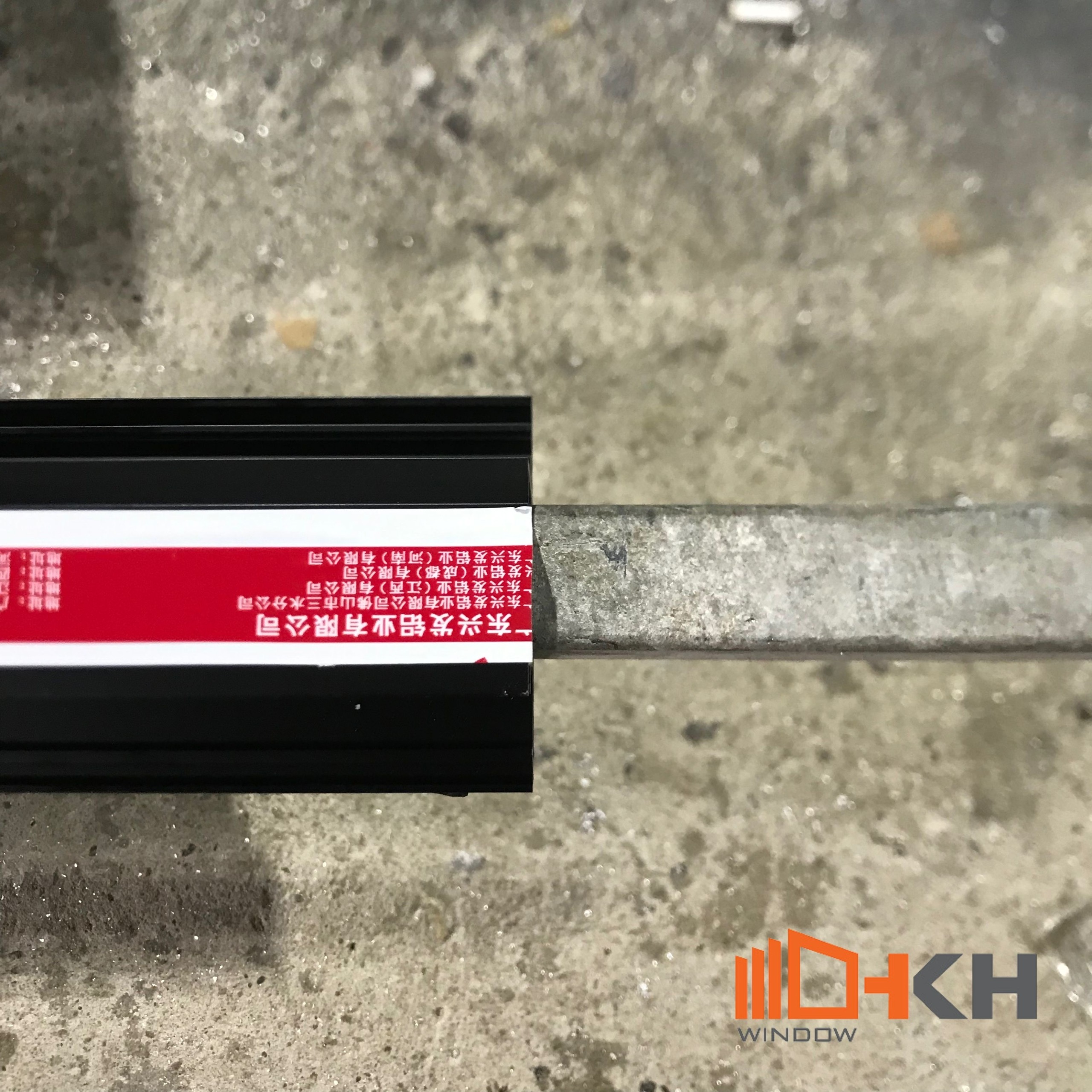 Gia cố thép hộp vào giữ thanh nhôm để tăng cứng đây là giải pháp bảo vệ cửa nhôm hiệu quả