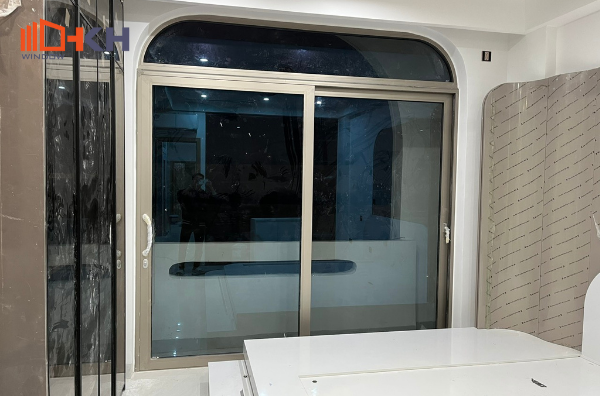 Cửa đi mở lùa nhôm Xingfa 55 cải tiến nhập khẩu uốn vòm