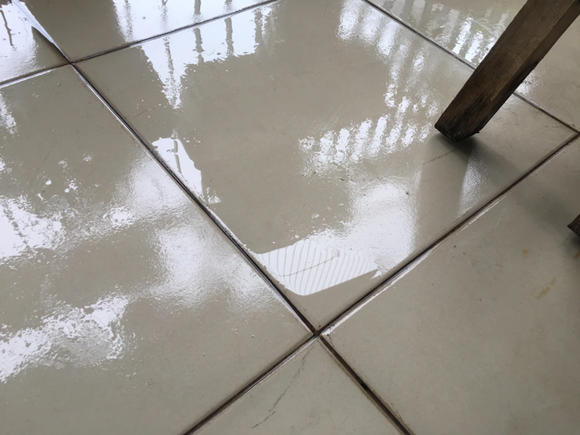 nồm ẩm làm nền nhà luôn bị ướt đẫm