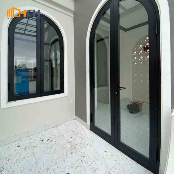 cửa đi 2 cánh uốn vòm nhôm xingfa tem đỏ nhập khẩu là mẫu cửa nhôm cho nhà phố