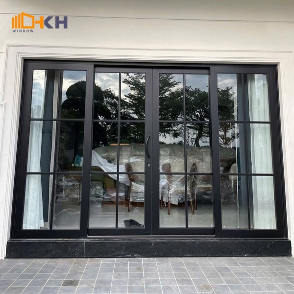 Cửa đi 4 cánh mở lùa nhôm Maxpro kết hợp nan nhôm trong kính hộp